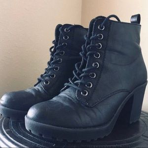 Heeled lace up boots